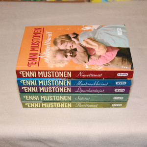 Enni Mustonen Järjen ja tunteen tarinoita 1-5